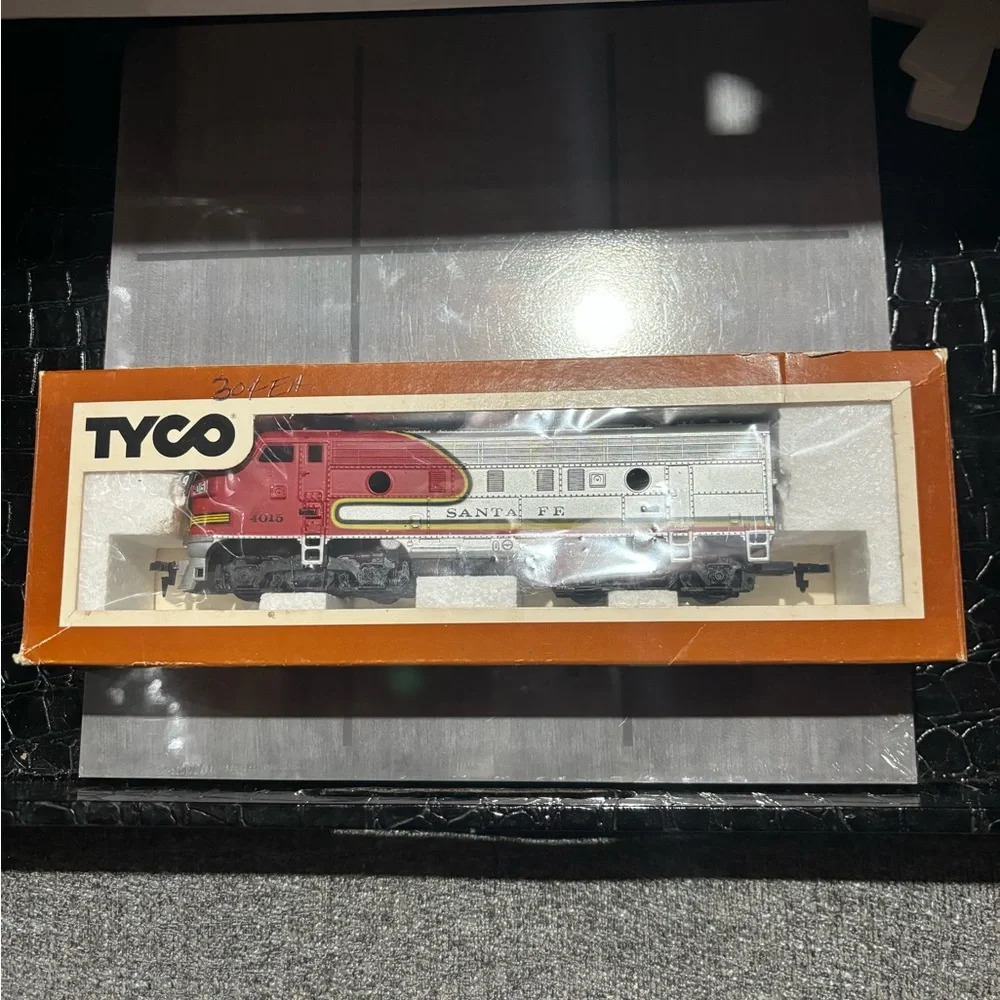 VINTAGE TYCO HO SCALE RED & SILVER SANTA FE #4015 DIESEL LOCOMOTIVE ENGINE - Picture 1 of 2